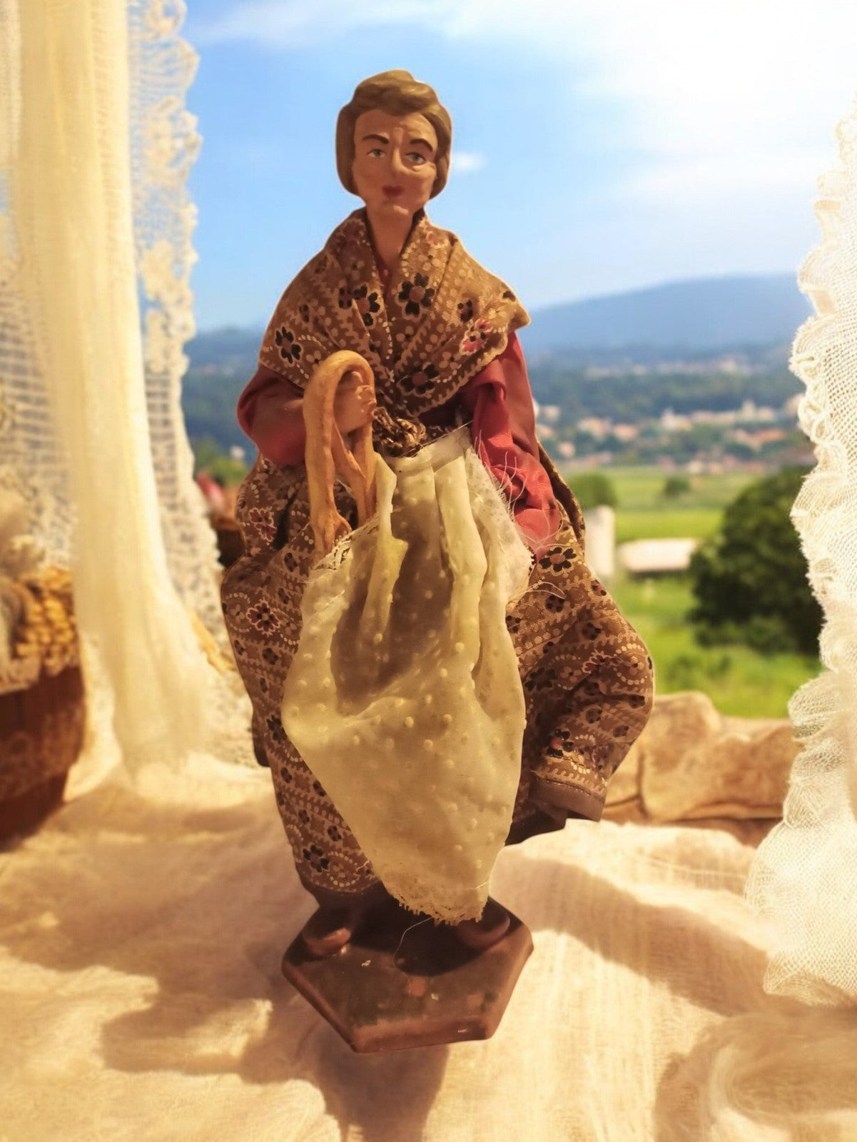 Santon femme Provence vintage argile 25cm signé robe tissu ancien figurine