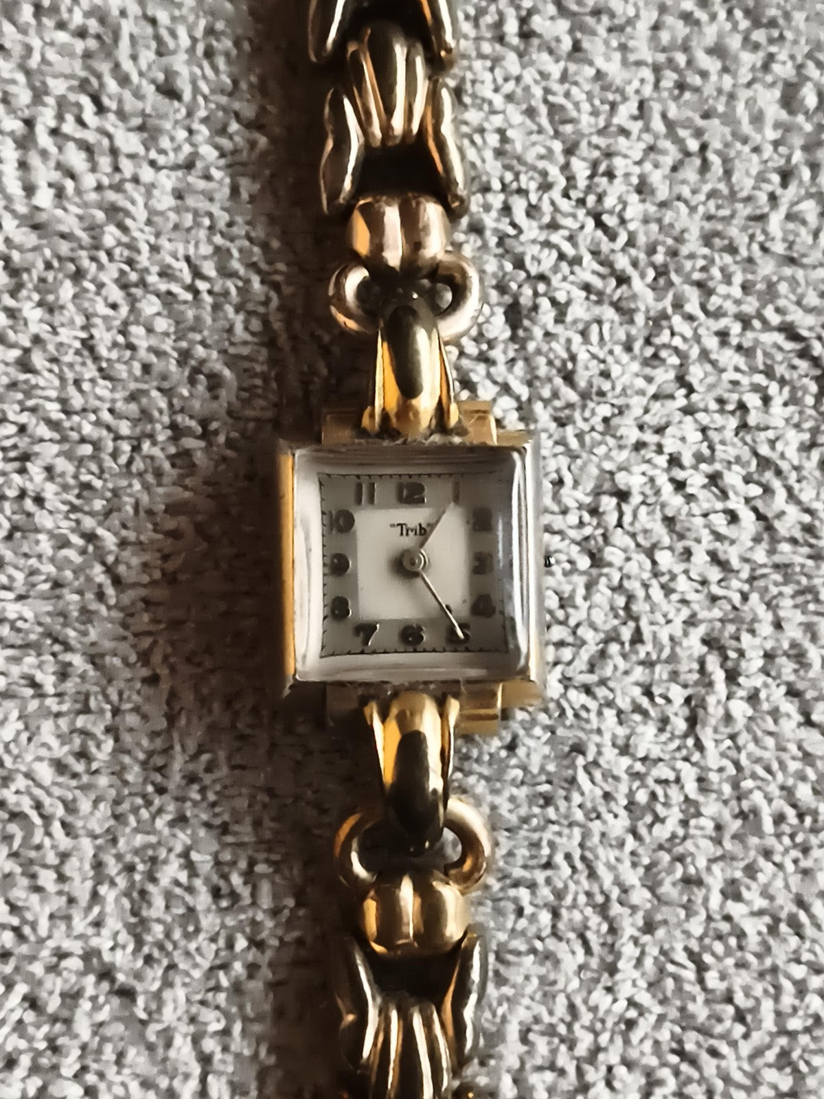 Montre femme vintage Trib Swiss plaquée or carré, bracelet maillons dorés rétro