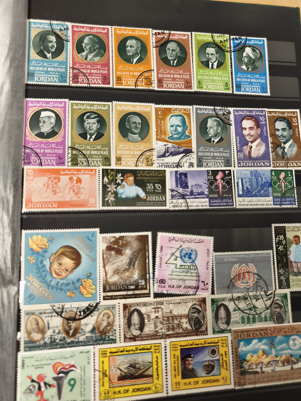 Lot de timbres Jordanie multicolores oblitérés thématique personnages et événeme