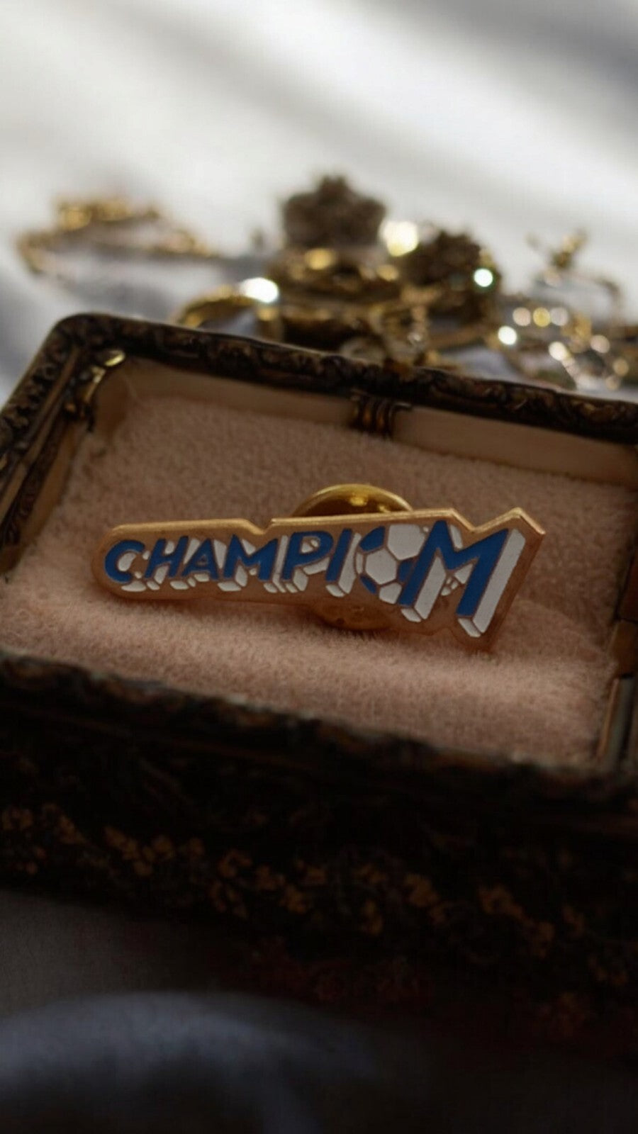 Pin's vintage CHAMPION OM Marseille bleu blanc – badge football rare
