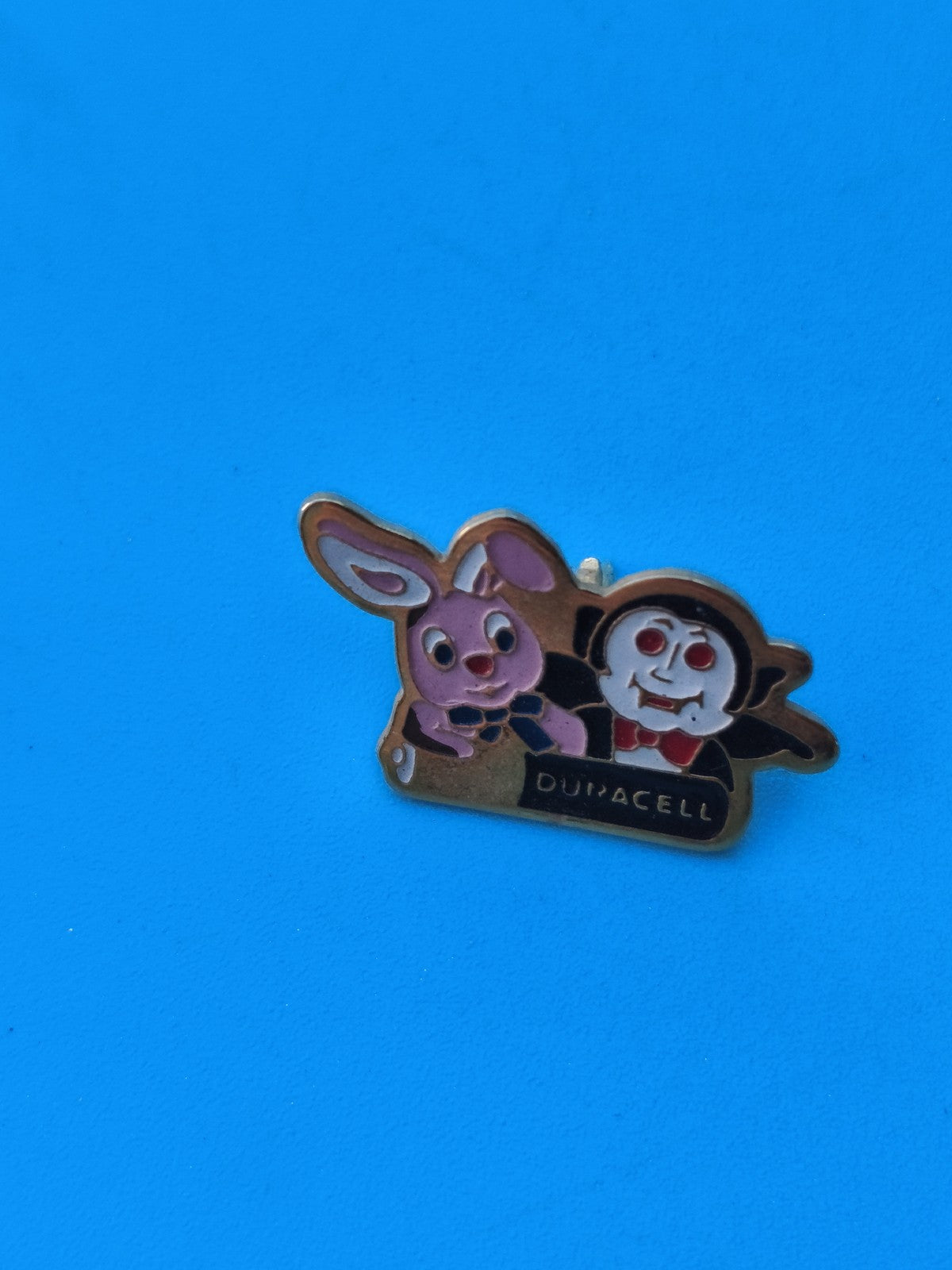 Pin's vintage Duracell lapin mascotte, collection publicitaire ancien