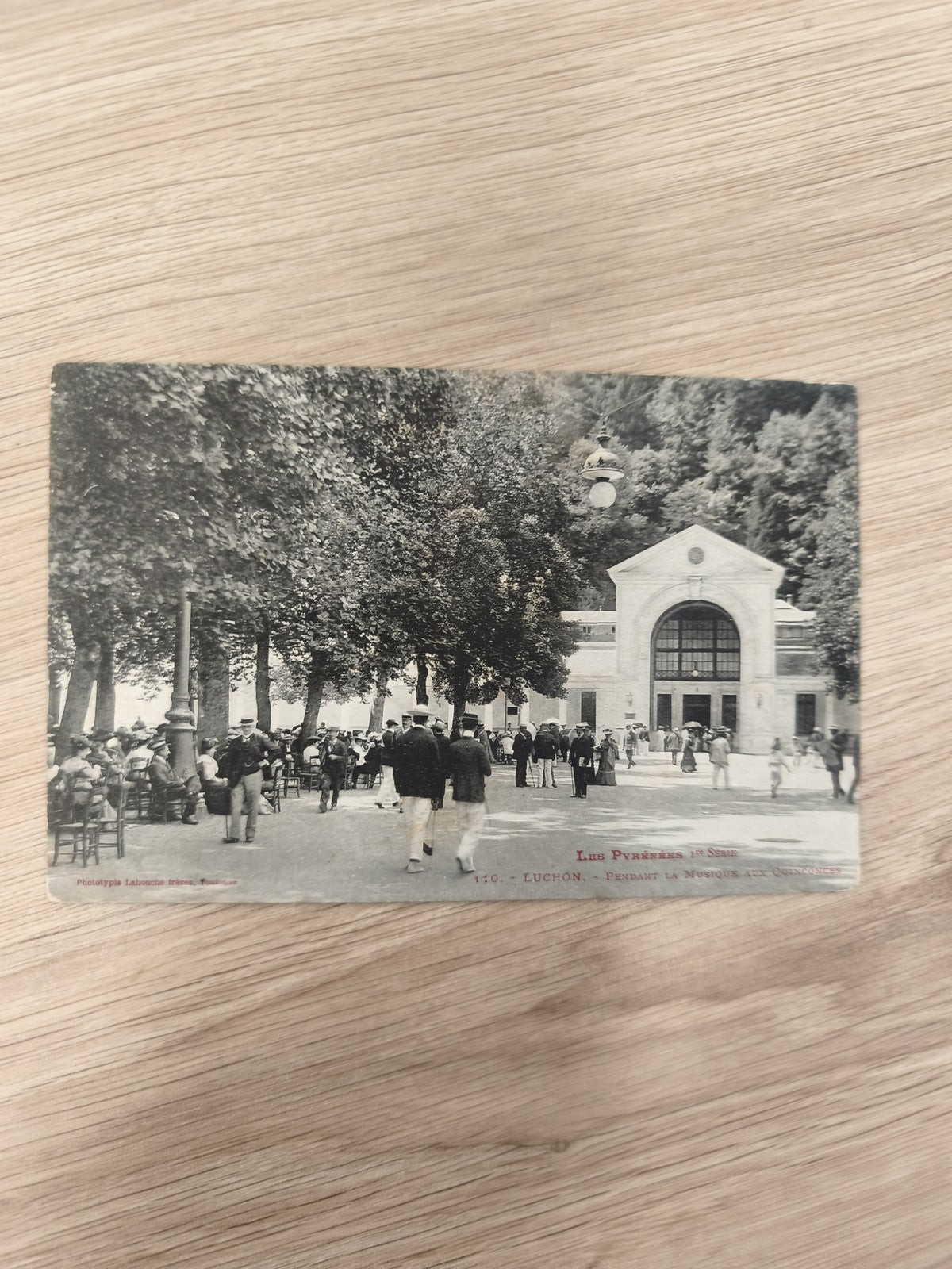 Ancienne carte postale CPA Luchon musique kiosque Pyrénées scène animée