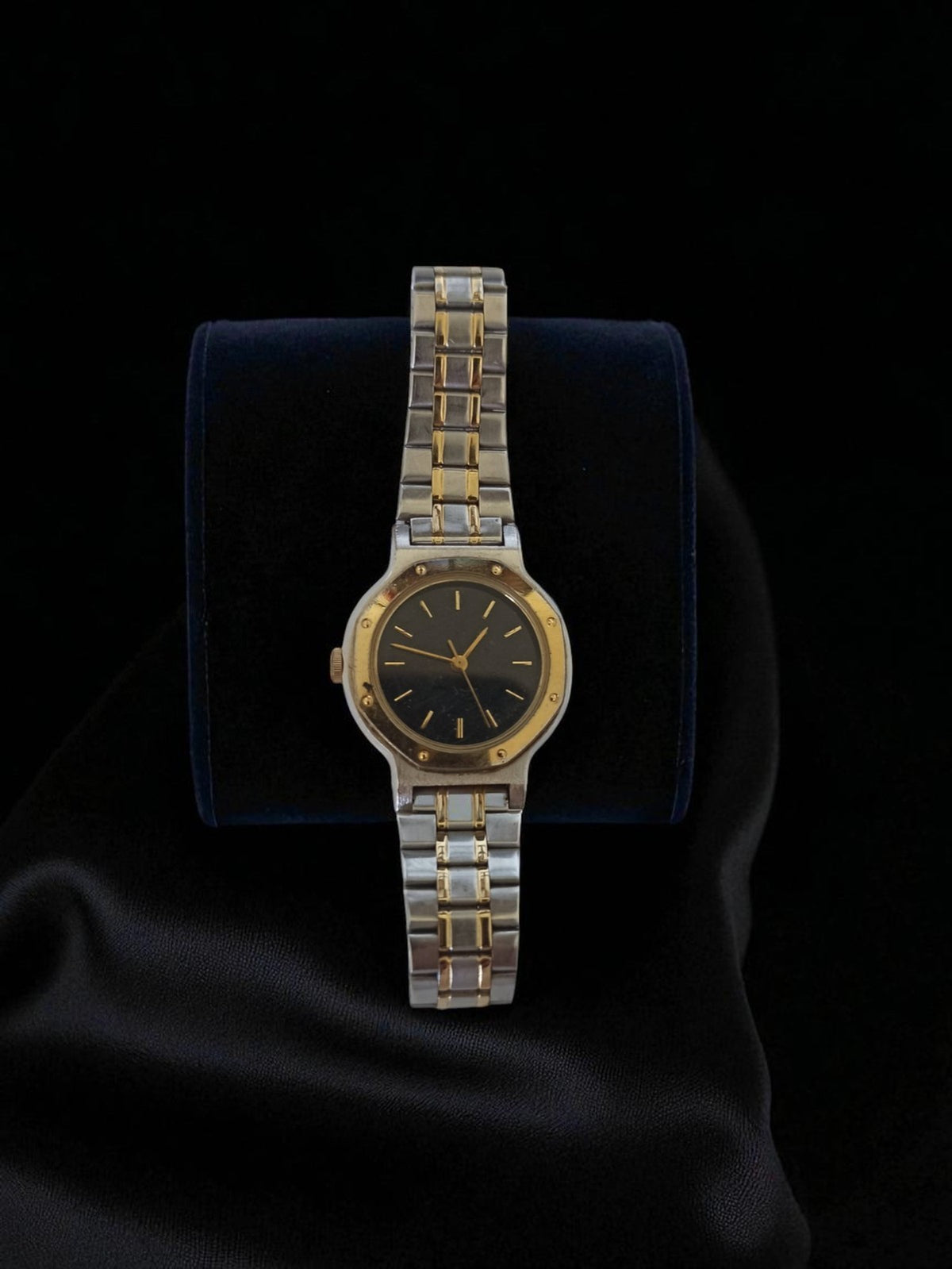 Men's vintage two-tone black dial watch, retro gold-tone steel bracelet, battery-powered