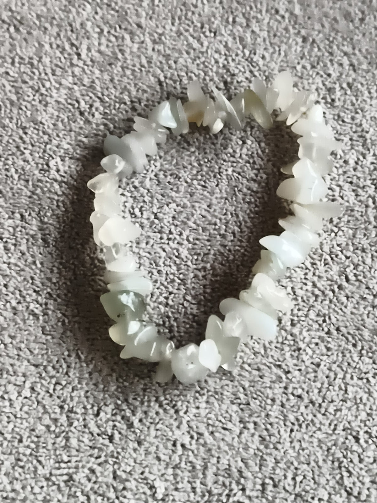 Bracelet pierres naturelles éclats blanc laiteux, perles irrégulières, bijou éla