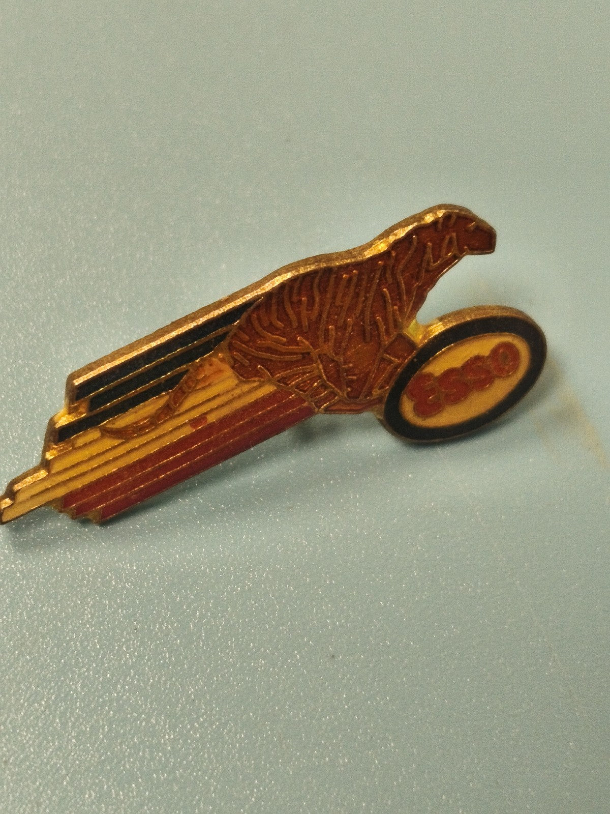 Pin's vintage Esso cheval ailé émaillé collection automobile rétro