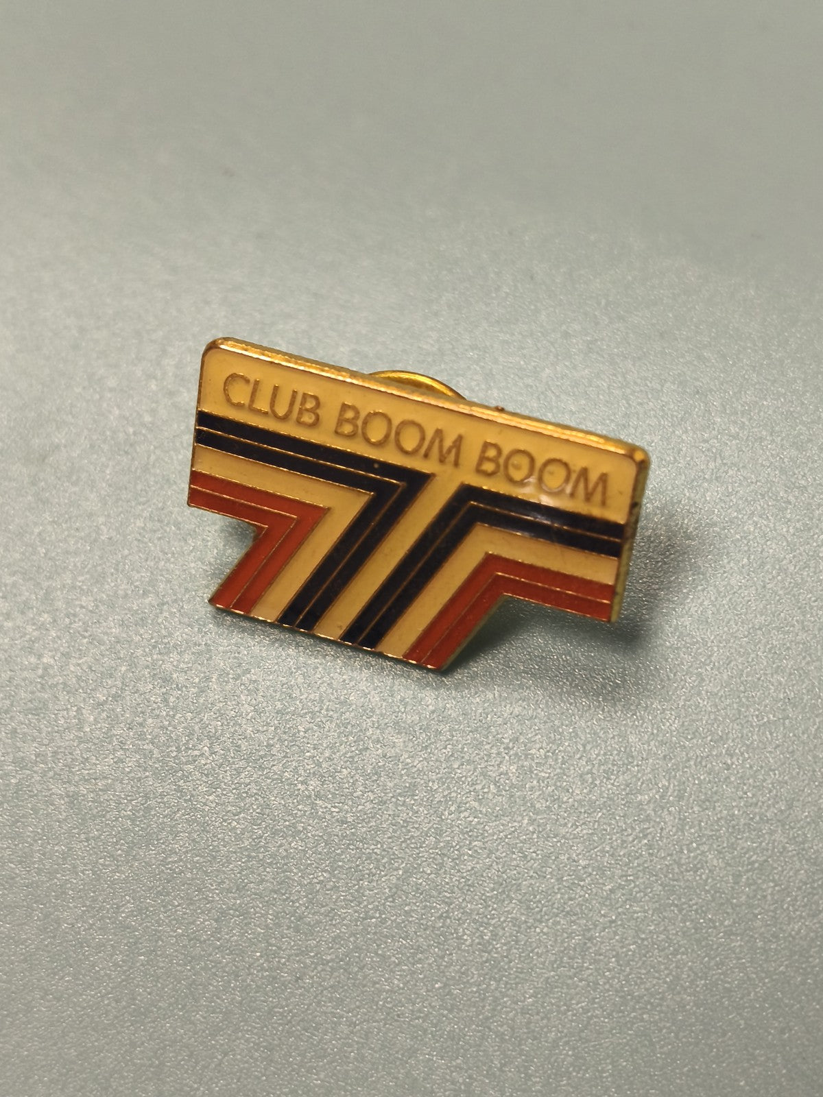 Vintage pin's Club Boom Boom géométrique émaillé, motif années 80, collection