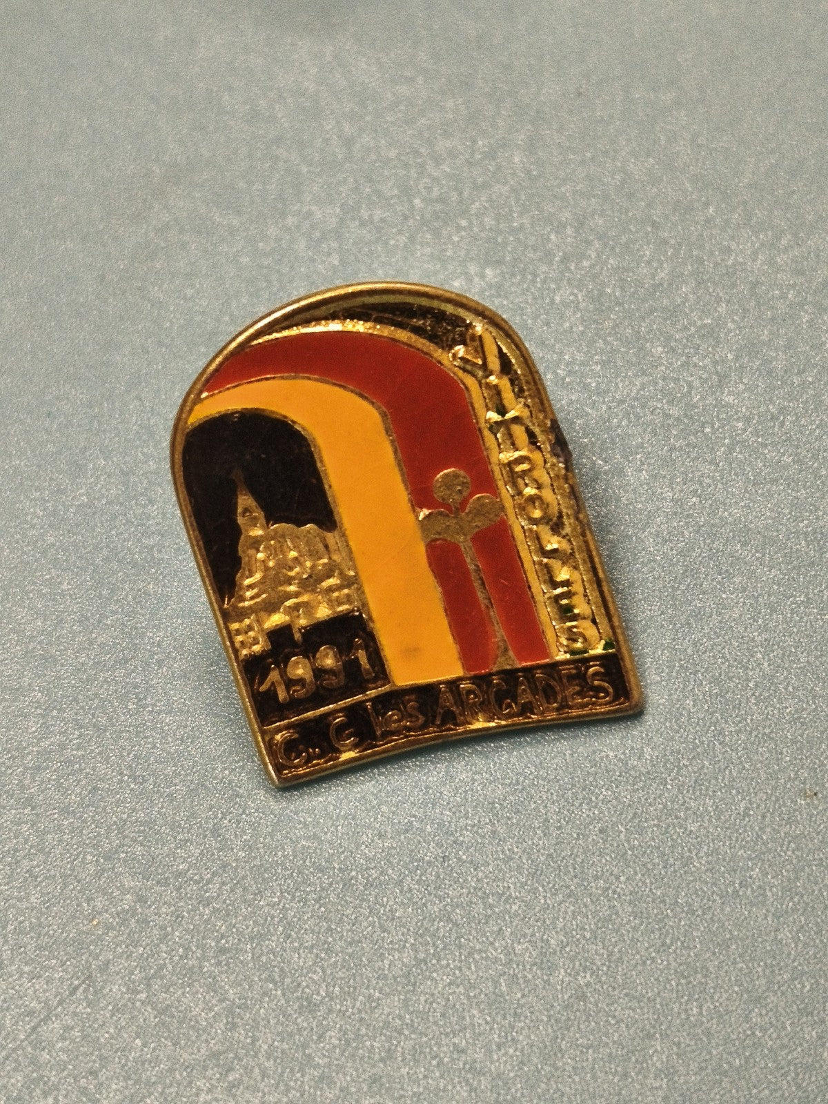Pin's vintage Vitrolles 1991 C.C. Les Arcades émaillé, collection régionale
