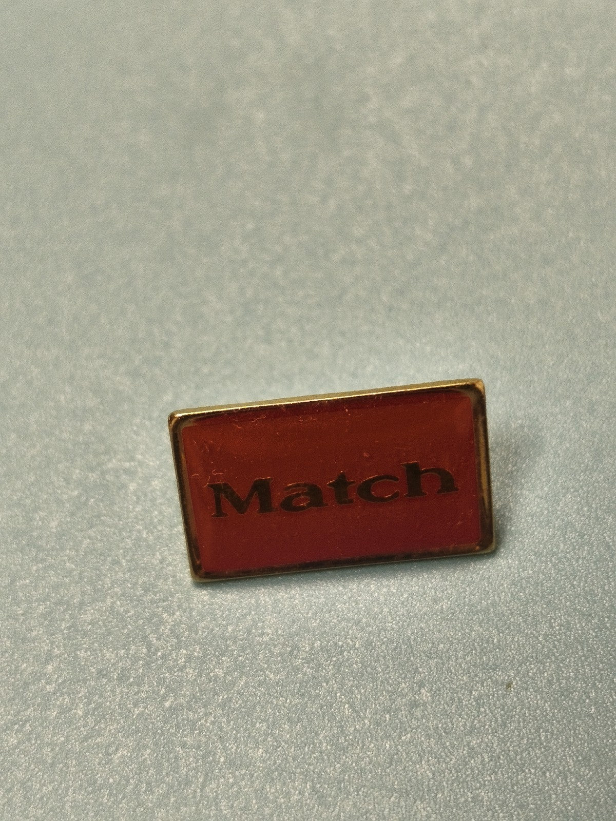 Vintage pin's rectangulaire rouge "Match" ancien badge collection (Ref 14)