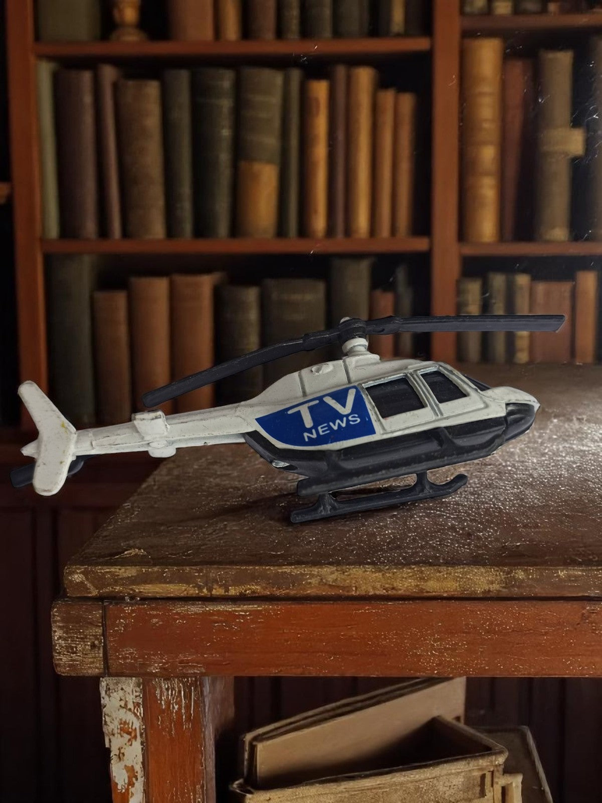 Hélicoptère miniature TV News vintage métal blanc noir ancien jouet presse