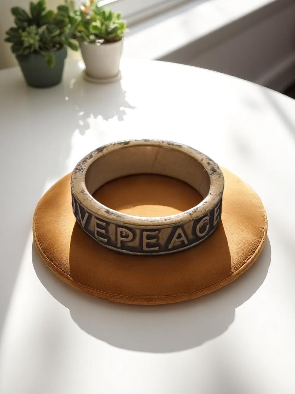 Bracelet jonc large vintage « GIVE PEACE » aspect patiné rétro années 70