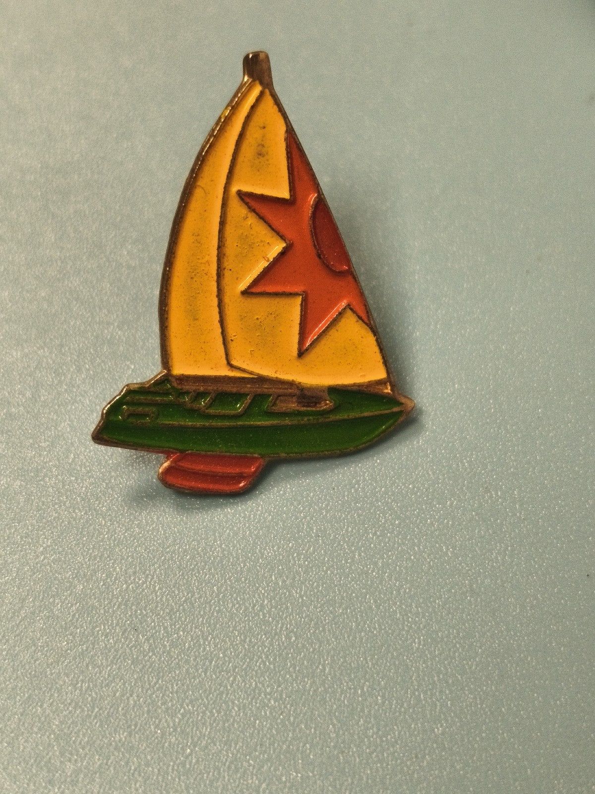 Vintage pin's voile émaillé bateau multicolore collection nautique (Ref 5)