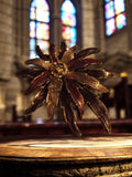 Broche vintage fleur relief, tons doré et bordeaux, bijou fantaisie rétro