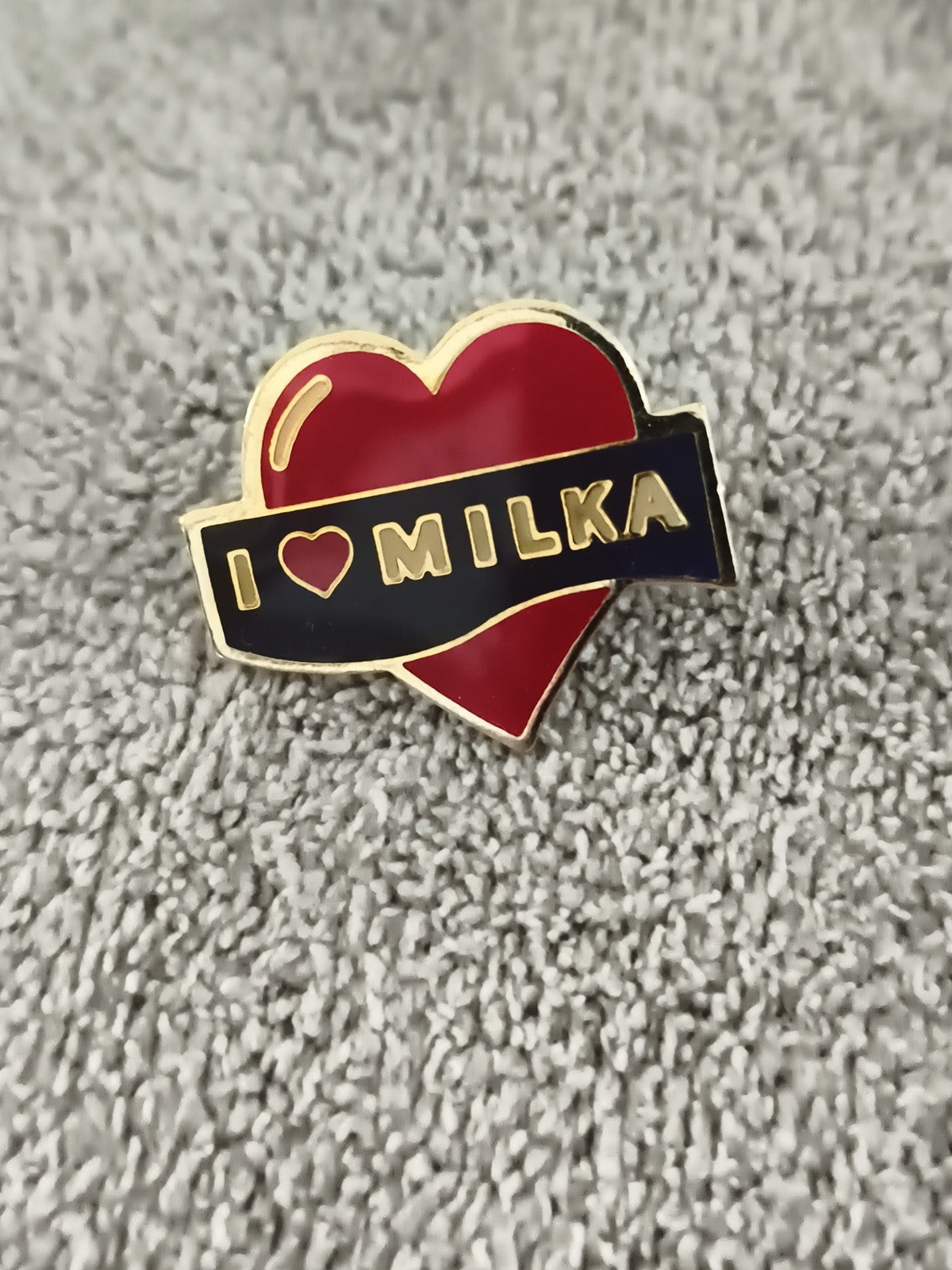 Pin's vintage I Love Milka cœur rouge émaillé publicitaire (Ref 6)
