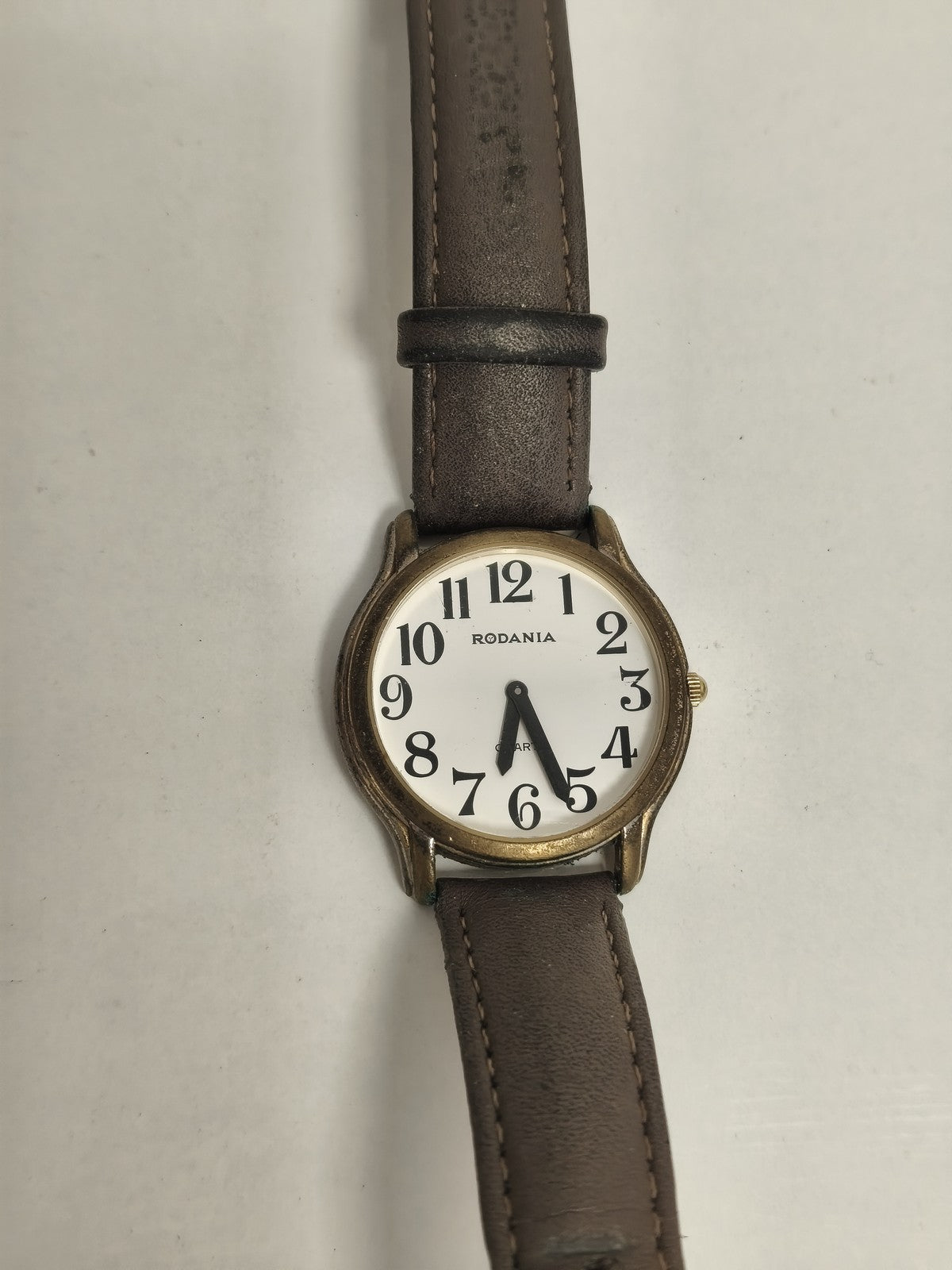 Montre Rodania vintage à quartz cadran blanc, boîtier doré, bracelet marron