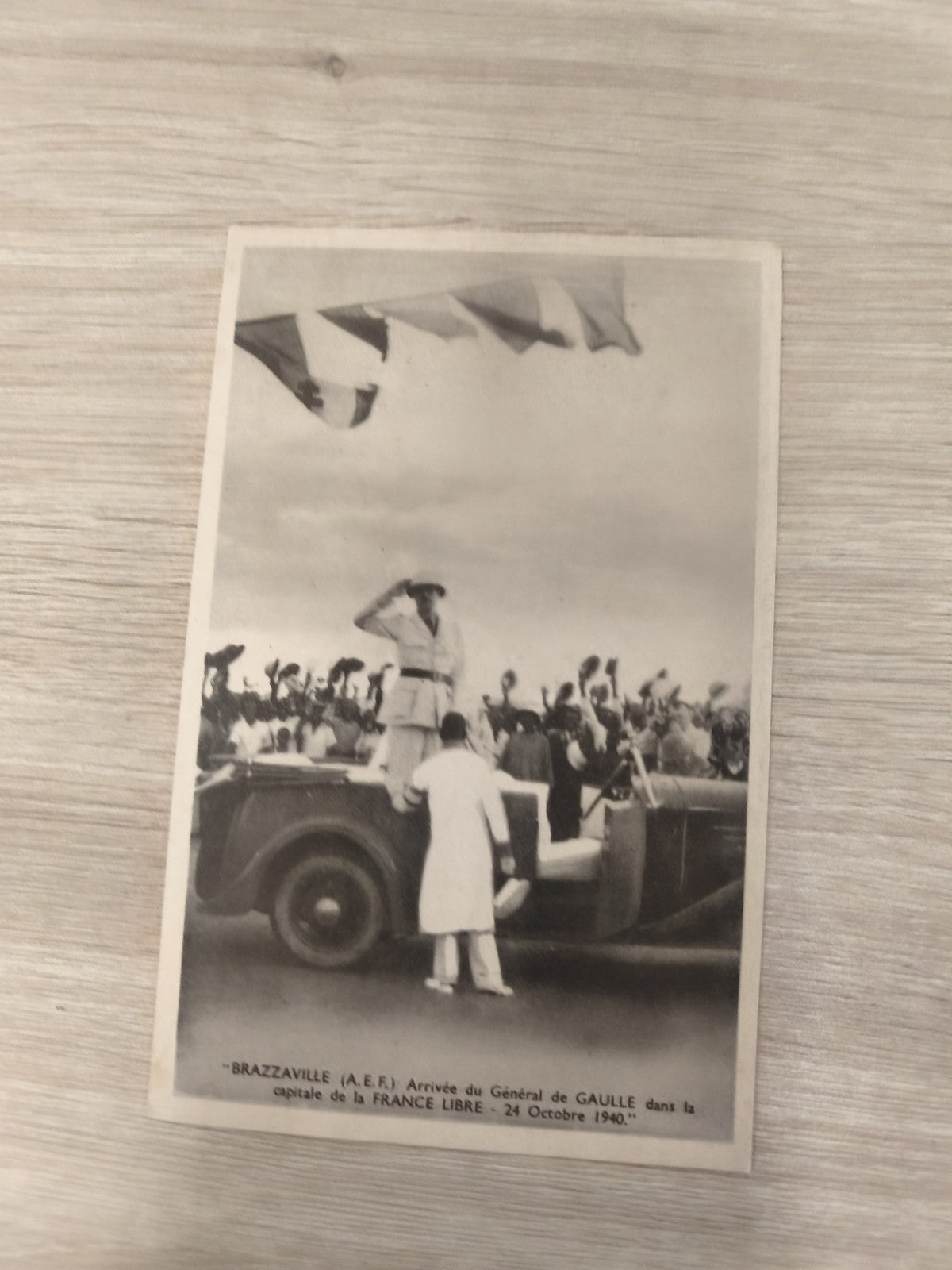 Ancienne carte postale Brazzaville 1940 arrivée du Général de Gaulle AEF