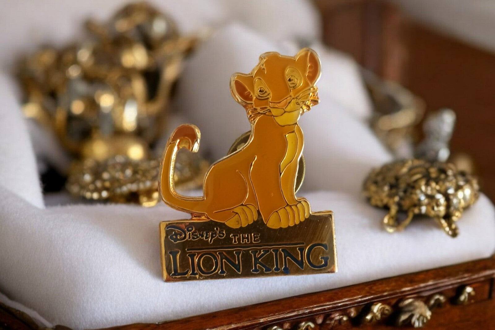 Pin's Disney Roi Lion Simba Tokyo Disneyland, badge vintage rare, finition dorée
