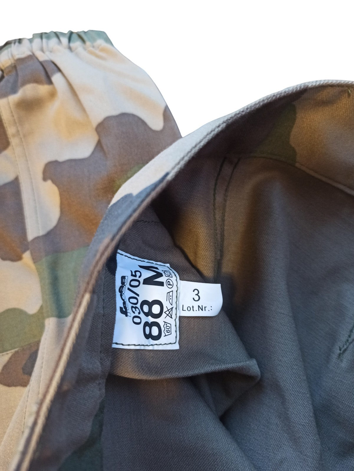 Pantalon militaire camouflage vintage ancien, rétro armée, militaria