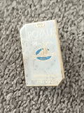Pin's publicitaire vintage ROYALE Ultra Légère bleu blanc, plaque rectangulaire
