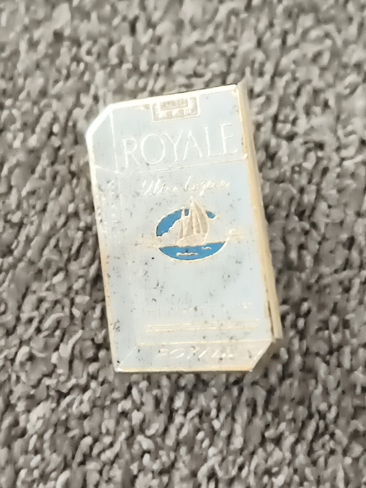 Pin's publicitaire vintage ROYALE Ultra Légère bleu blanc, plaque rectangulaire