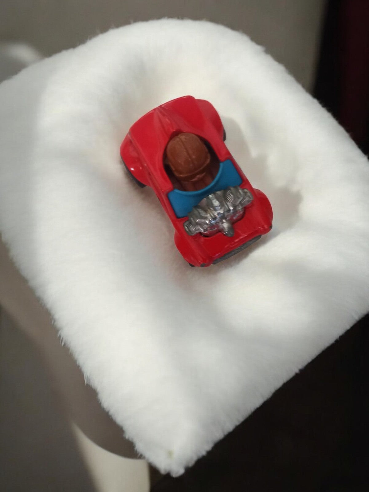 Véhicule miniature rétro rouge, jouet voiture vintage ancien, conducteur moulé