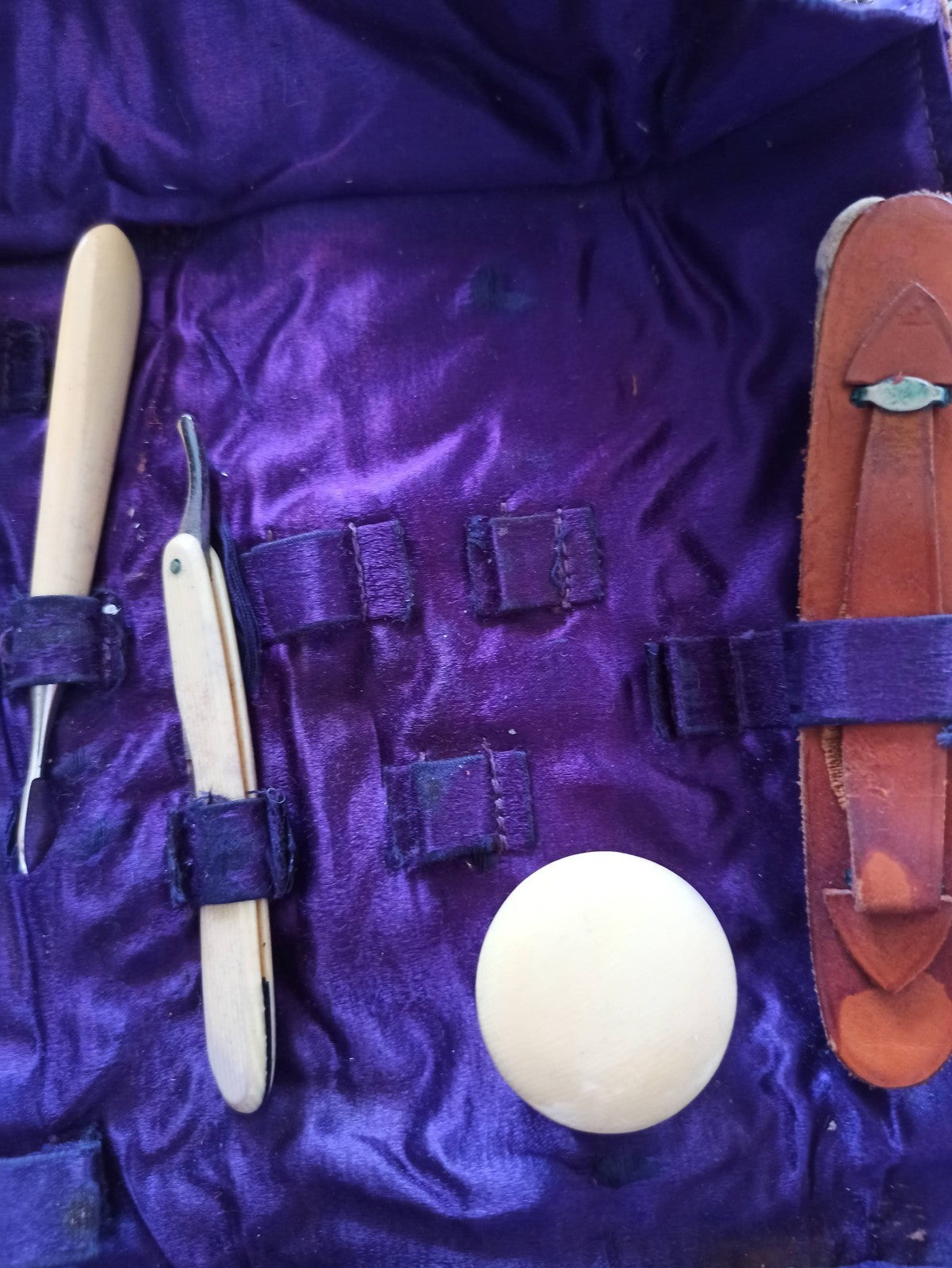 Trousse manucure ancienne cuir violet, outils manche os, kit vintage