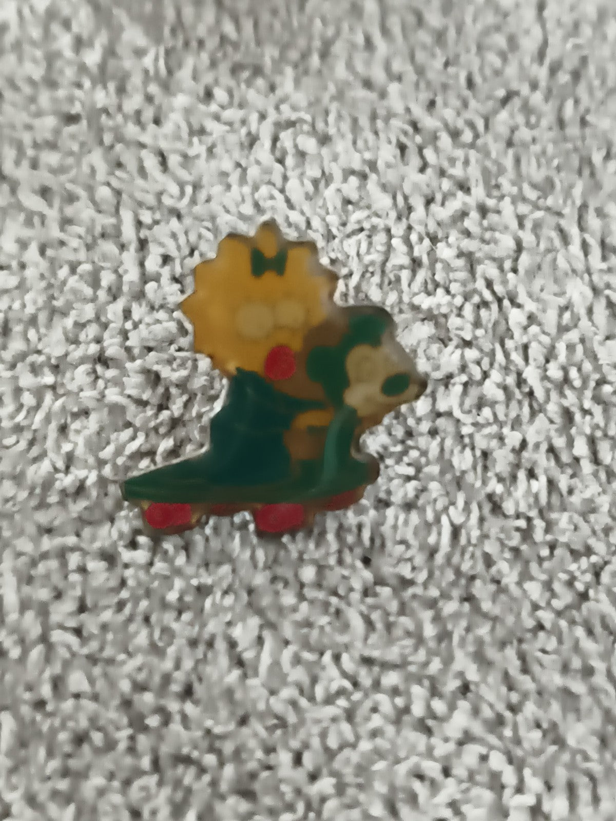 Pin's vintage personnage dessin animé roller vert jaune rouge (Ref 10)