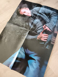 Poster photo jeune homme blouson gris fond décoratif plié magazine