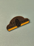 Vintage pin's La Cigale Dorée ancien, forme demi-lune, jaune et noir