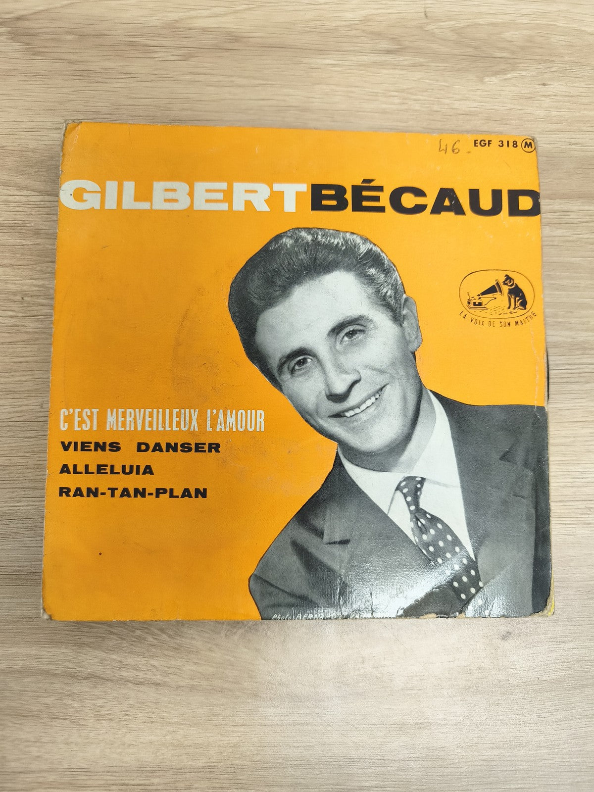 Vinyle 45 tours Gilbert Bécaud C'est merveilleux l'amour pochette orange