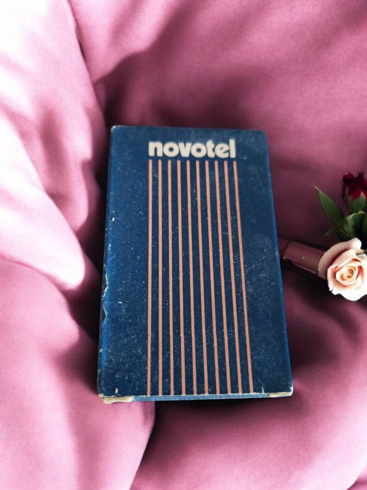 Savon vintage Novotel, étui bleu à rayures, souvenir hôtel ancien