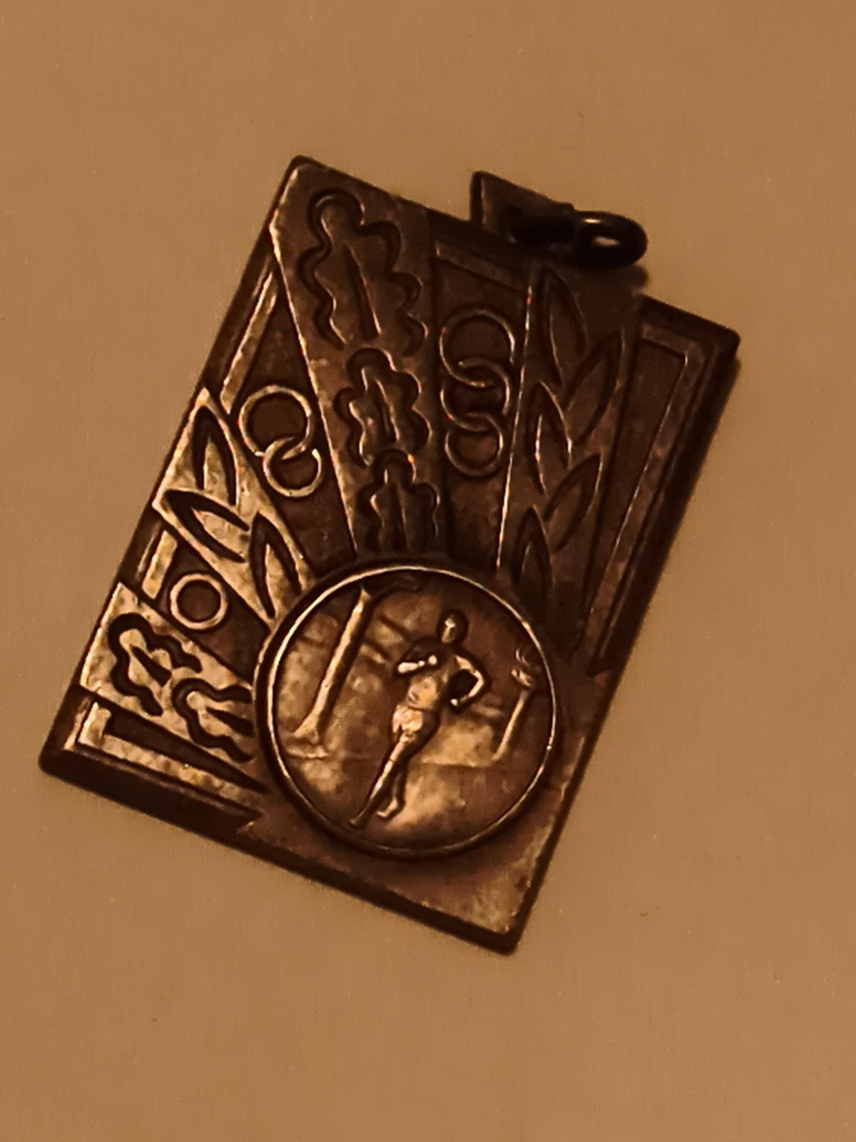 Médaille sport art déco rectangulaire relief coureur finition bronze ancien