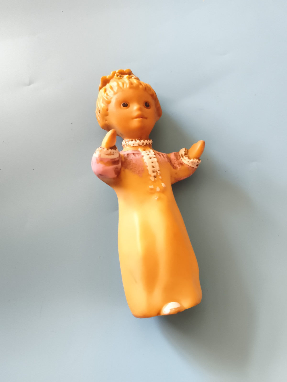 Figurine Nicolas et Pimprenelle personnage ancien, robe jaune, poupée caoutchouc