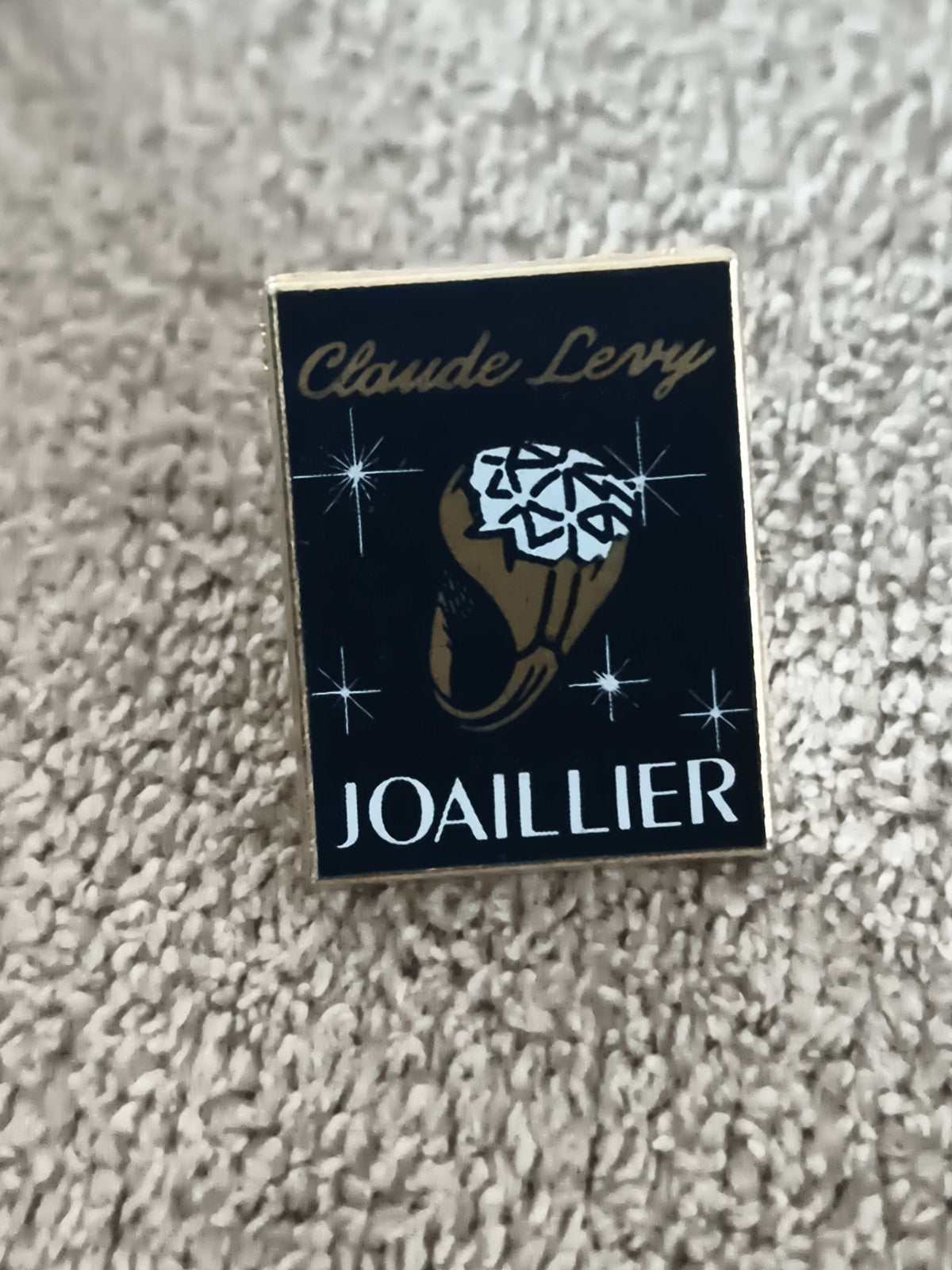 Pin's vintage Claude Levy Joaillier bijouterie noir doré (Ref 8)