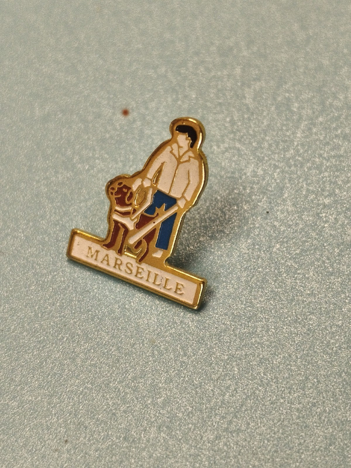 Vintage pin's Marseille collection, émaillé, personnage et chien, rétro