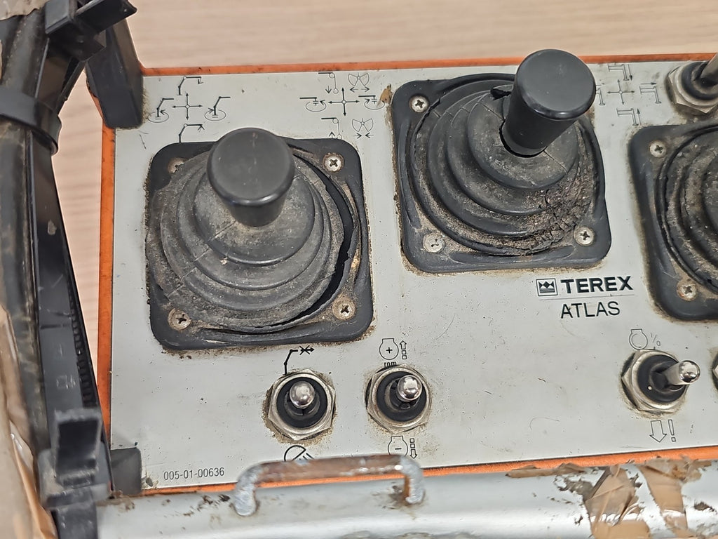 Télécommande grue Terex Atlas HBC Radiomatic manette joystick en l’état