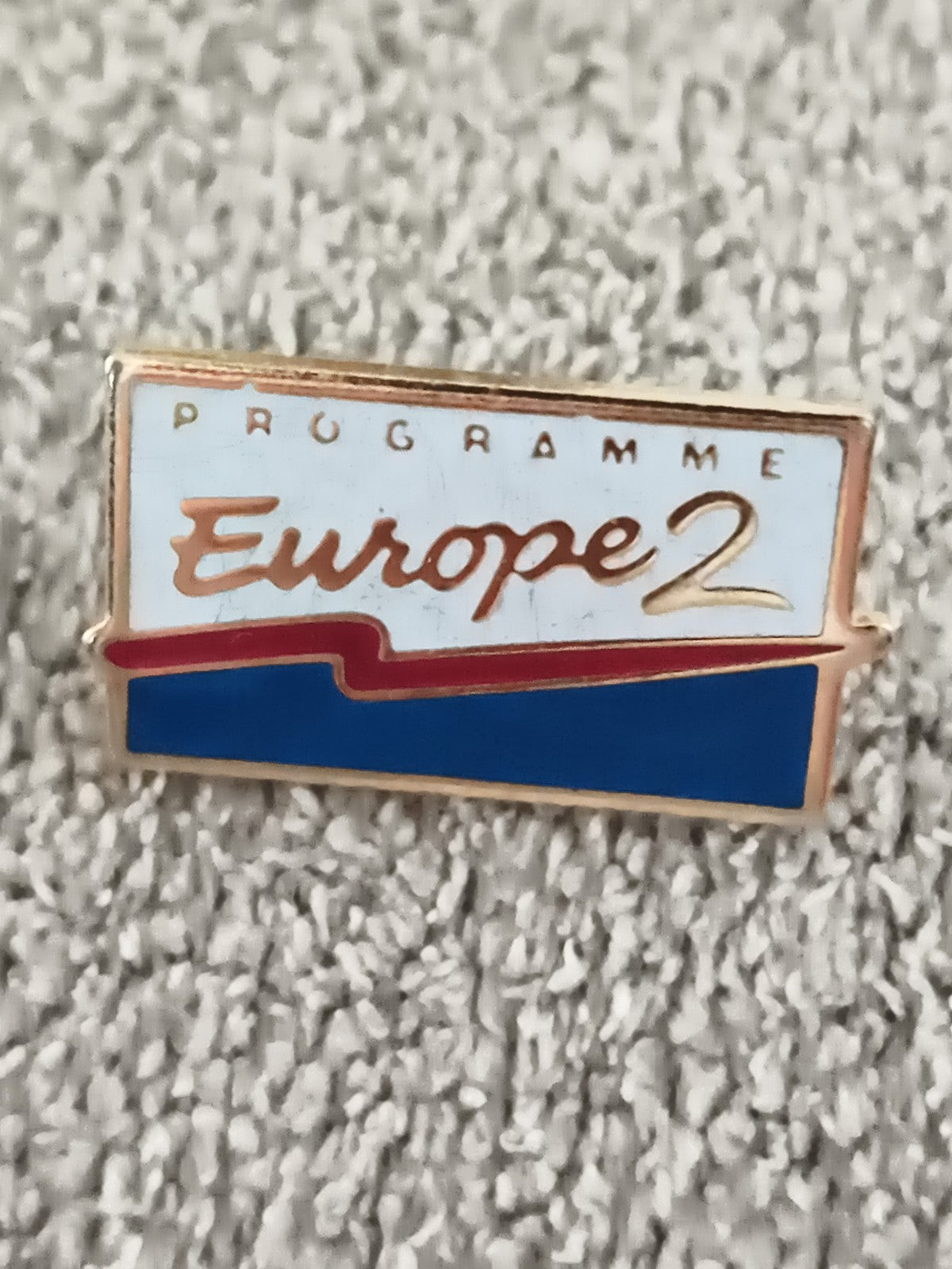 Pin's vintage Europe 2 radio, logo émaillé, années 90, badge programme (Ref 10)