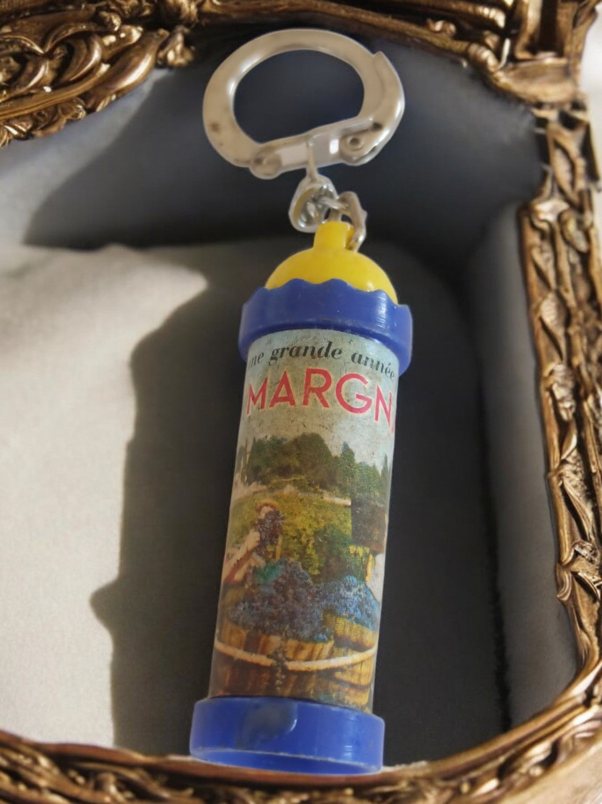 Porte-clés publicitaire Margnat vin France vintage années 70 bleu jaune