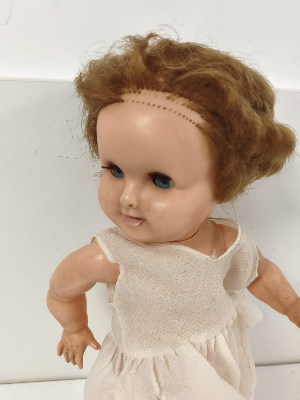 Ancienne poupée Clodrey, vinyle, yeux bleus dormeurs, robe blanche