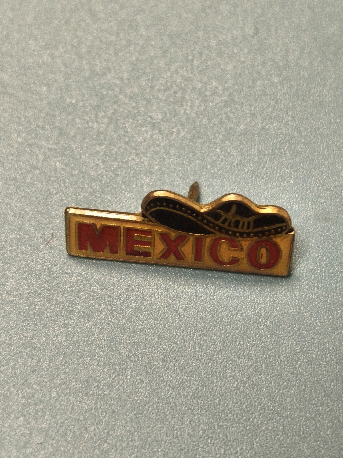 Vintage pin's Mexico chapeau sombrero, émaillé rouge et doré, collection