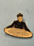 Pin's vintage Marseille C.E. La Montre personnage religieux émaillé ancien