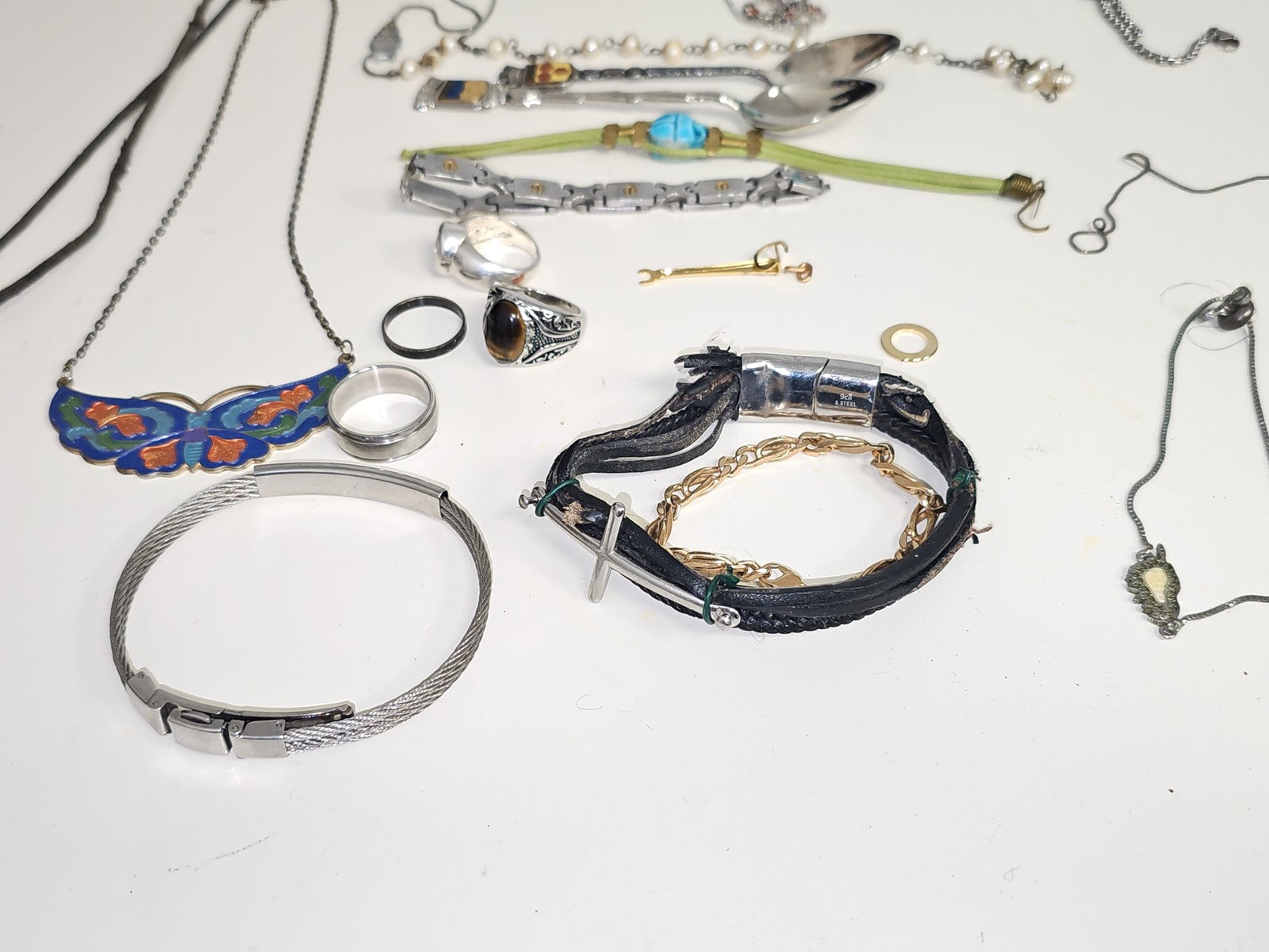 Lot bijoux fantaisie à trier, accessoires divers, parures, bijoux en vrac occasi