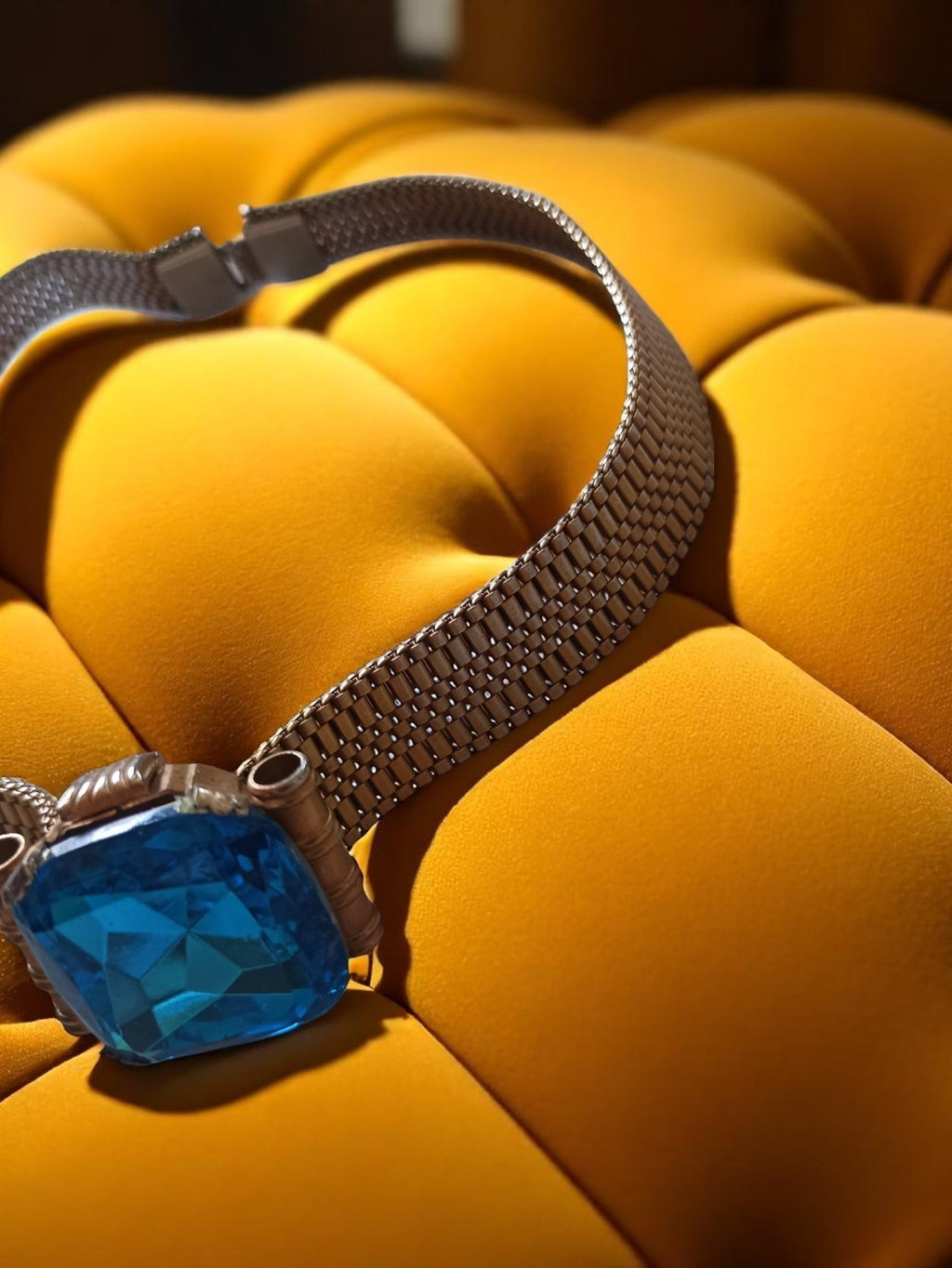 Collier vintage rétro strass bleu, maille large, accessoire ancien mode