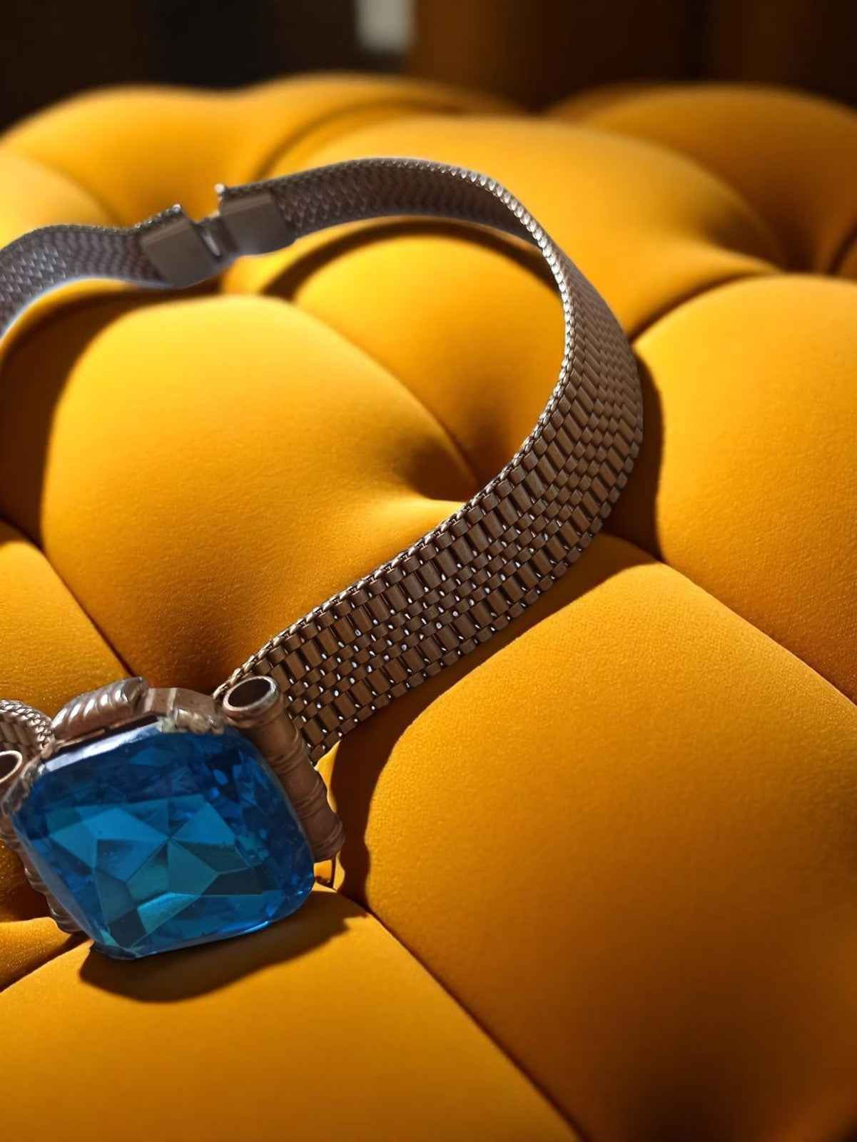 Collier vintage rétro strass bleu, maille large, accessoire ancien mode