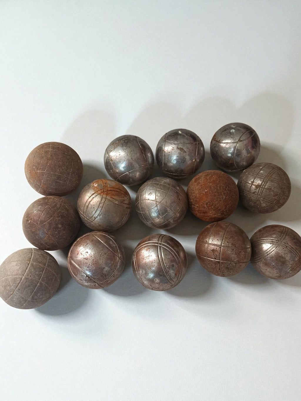 Boules de pétanque anciennes vintage lot 13 pièces, gravure, aspect métal rétro