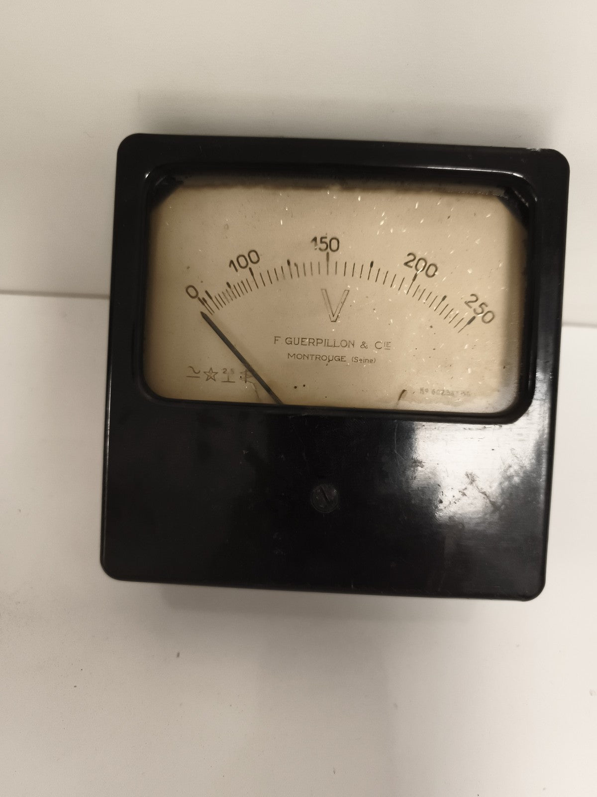 Voltmètre ancien F Guerpillon & Cie Montrouge boîtier noir vintage appareil mesu