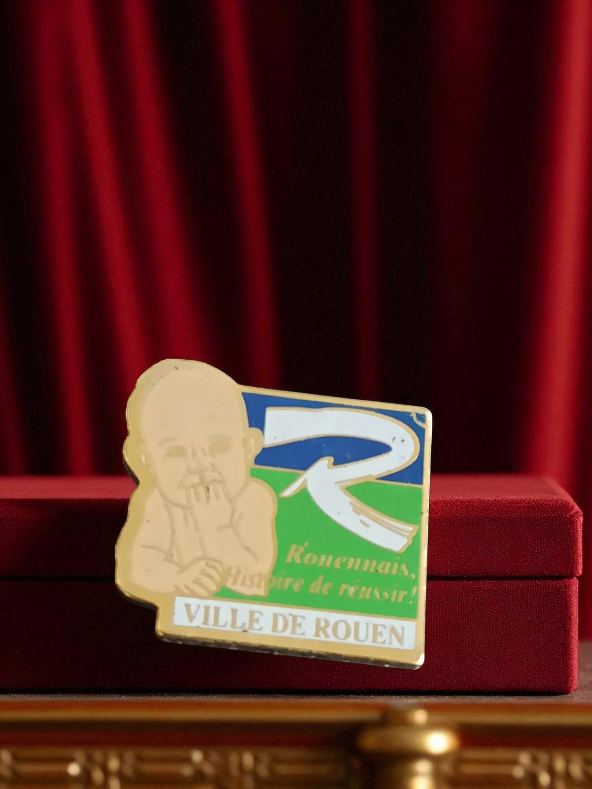 Pin's publicitaire Ville de Rouen édition limitée vintage logo bébé