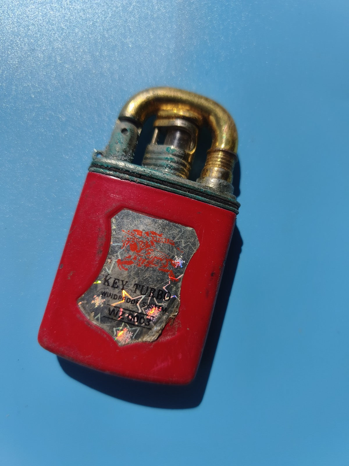 Ancien briquet publicitaire rouge forme cadenas, à collectionner, en l?état