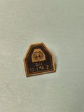 Vintage pin's oil ancien, plaque noire et dorée, logo graphique rare