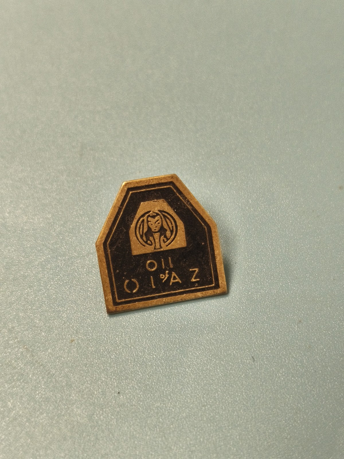Vintage pin's oil ancien, plaque noire et dorée, logo graphique rare