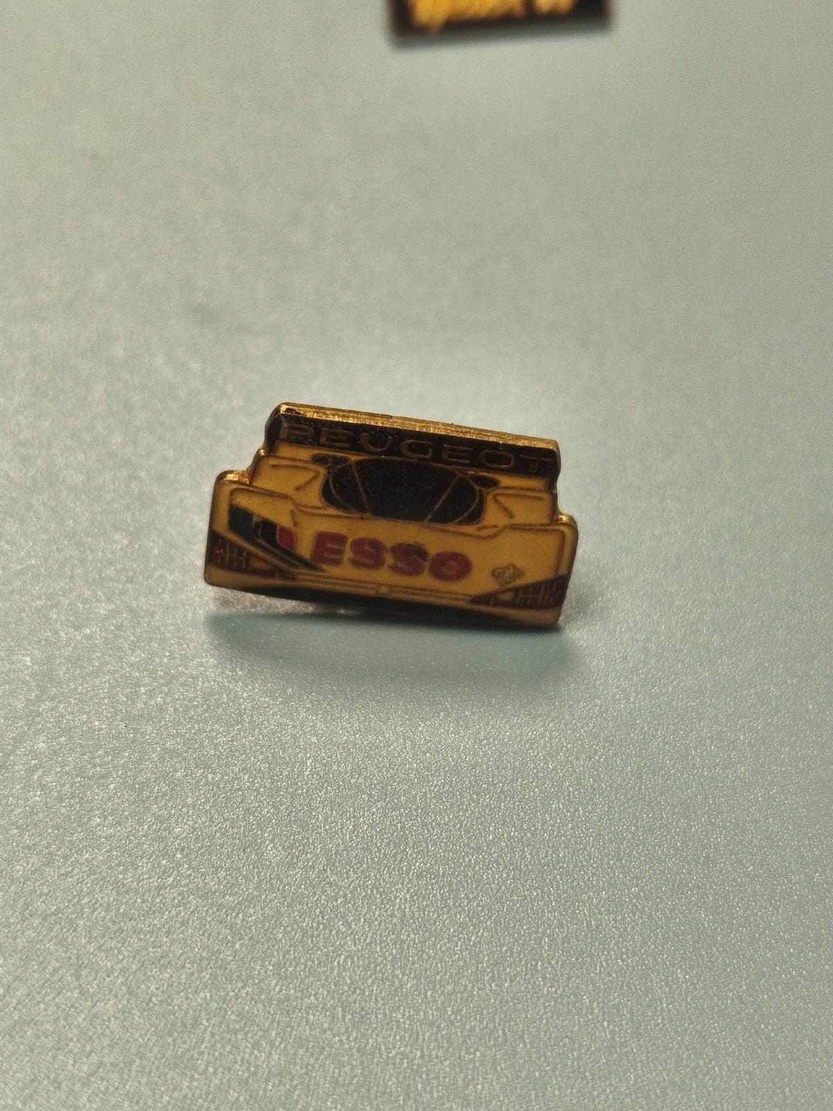 Vintage pin's Esso Peugeot ancien, forme voiture, collection automobile rétro